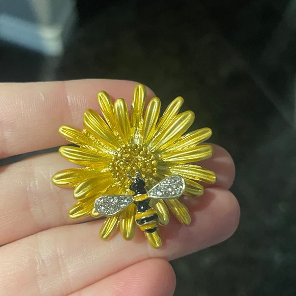 Sunflower and Bee Brooch - Picture 3 of 4